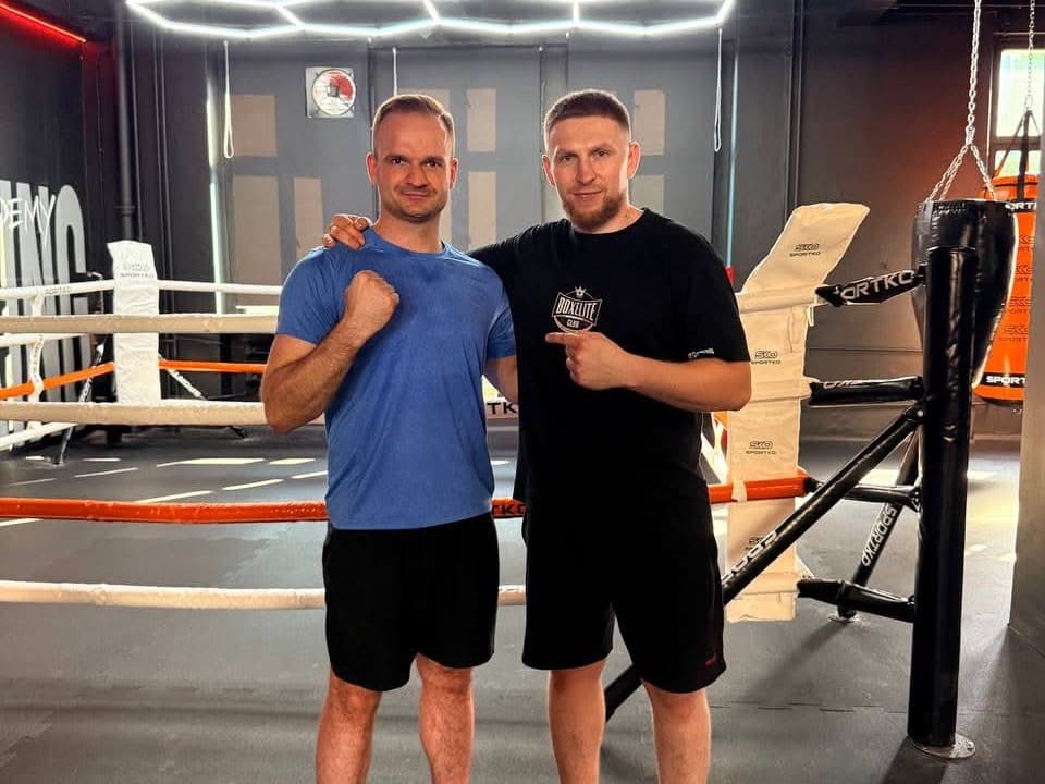 Sala treningowa PRO Boxing Academy z ringiem i workami bokserskimi